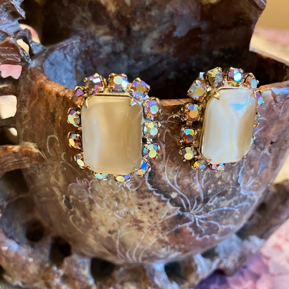 AURORA BOREALIS CRYSTALS AND CREAM MOON GLOW RECTANGULAR STONES.